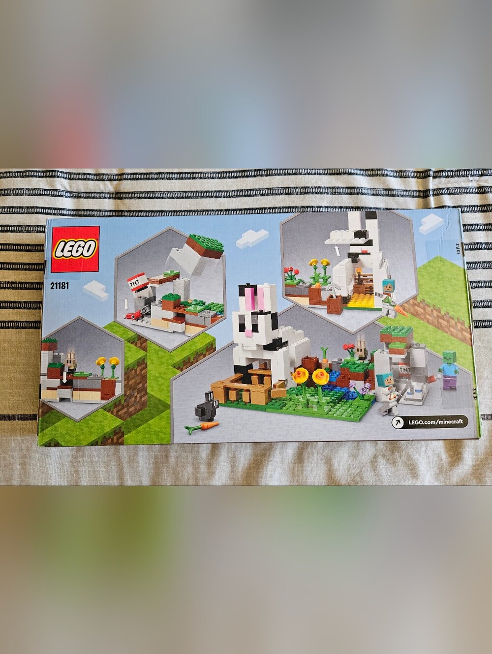 LEGO 21181 Minecraft The Rabbit Ranch - Picture 2 of 3